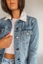 Load image into Gallery viewer, Levi&#39;s Shearling Patched Denim Jacket