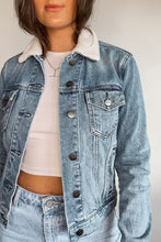 Load image into Gallery viewer, Levi&#39;s Shearling Patched Denim Jacket